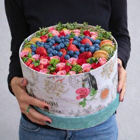 Роза кустовая, Сантини, Гиперикум, Черника, Клубника, Макарони, Круглая коробка