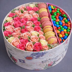 Роза кустовая, Статица, Хлопок, Гиперикум, Макарони, MM, Круглая коробка