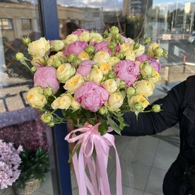 Букет Пионовидные розы и пионы