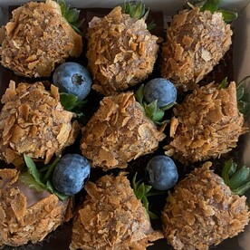 Клубника в шоколаде с вафельной крошкой