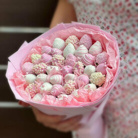 Букет из клубники в шоколаде розовый 💝️ недорогой