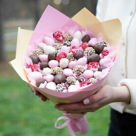 Клубника в шоколаде, Клубника, Молочный шоколад, Кондитерские посыпки, Розовая бумага, Желтая бумага