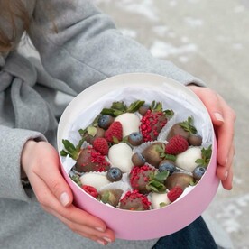 Коробочка из клубники и голубики в шоколаде со свежей малиной
