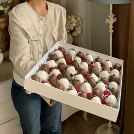 Огромная коробка из клубники в шоколаде 49-56шт