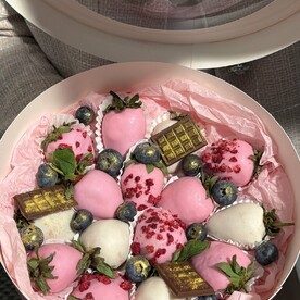 Коробочка «Золотая мечта» с клубникой в шоколаде и мини шоколадками