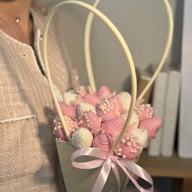 Корзиночка из клубники в шоколаде «Ягодная»