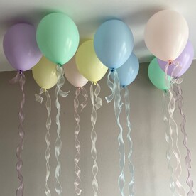 Воздушные шарики под потолок «Нежные макарунс» на завивающейся ленте 🎈