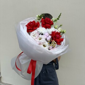 Роза Эквадор, Лизиантус Эустома, Львиный зев, Хлопок, Хризантема кустовая, Ромашка, Авторская упаковка