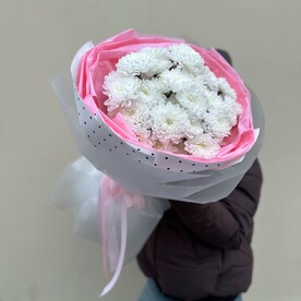 Букет из белых кустовых хризантем