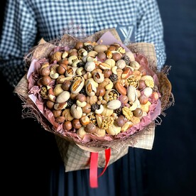 Букет из орехов