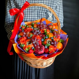 Фруктовый букет с розами в корзине