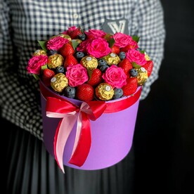 Шляпная коробка из клубники, конфет и роз