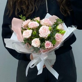 Композиция с розовыми розами