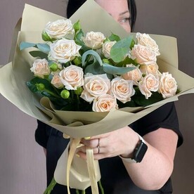 Букет из 7 кустовых роз