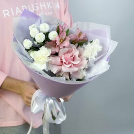 Нежный букет из розовой французской розы, альстромерии, белой гвоздики, хризантемы Ньютон и аспарагуса