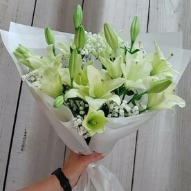 Букет из белых лилий и гипсофилы