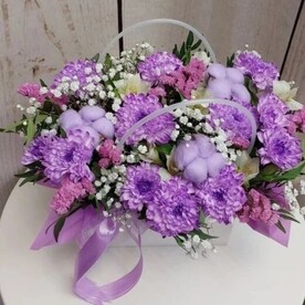 Композиция в сумочке из кустовой хризантемы, альстромерии, гипсофилы, статицы и хлопка Фиолетовые блики