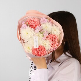 Нежный букетик в розовых тонах с диантусами и хризантемой