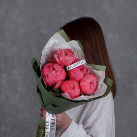Букет из 5 коралловых пионов