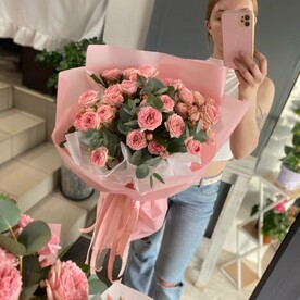 Букет из кустовой пионовидной розы
