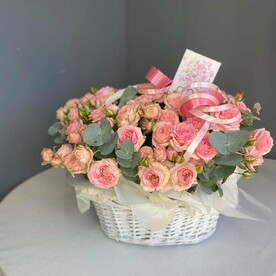 Корзинка нежных кустовых пионовидных роз