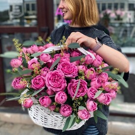 Шикарная корзина ароматных кустовых пионовидных роз