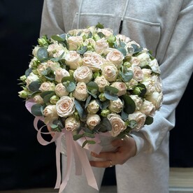 Роза пионовидная кустовая, Эвкалипт бэби блу, Шляпная коробка