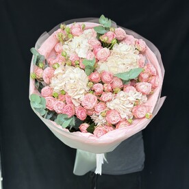 Роза пионовидная кустовая, Эвкалипт бэби блу, Гортензия, Дизайнерская упаковка, Тишью