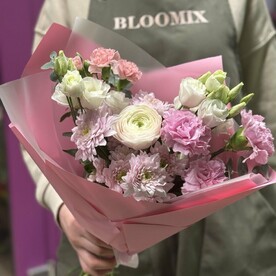 Диантус, Лизиантус Эустома, Хризантема кустовая, Ранункулус, Диантус кустовой, Эвкалипт, Дизайнерская упаковка
