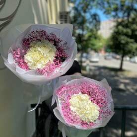 Букет с розовой гепсофилой и гортензией