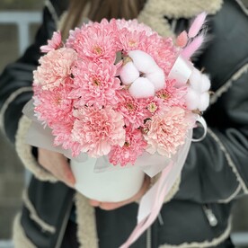 Композиция в коробке с хризантемами