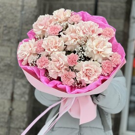 Французские розы с диантусами и гипсофилой