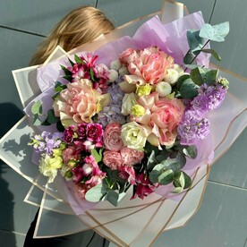 Альстромерия, Гортензия, Маттиола, Лизиантус Эустома, Эвкалипт, Роза кустовая, Роза французская, Диантус кустовой, Хризантема кустовая, Дизайнерская упаковка