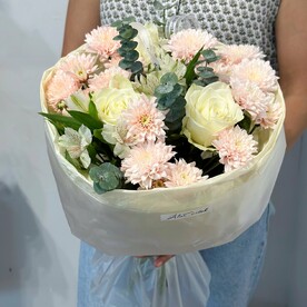 Эвкалипт, Хризантема кустовая, Альстромерия, Роза, Стильная упаковка