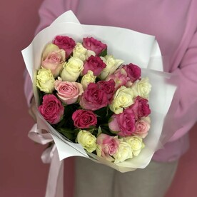 Букет из 25 разноцветных роз