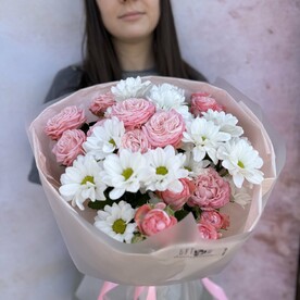Букет из ромашек и кустовых роз
