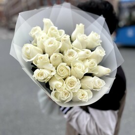 25 белых роз 60 см