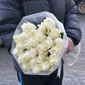25 белых эквадорских роз 60 см в матовой упаковке