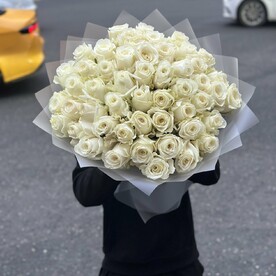 51 белая эквадорская роза