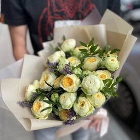 Букет с пионовидной желтой кустовой розой