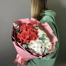Букет с французской розой и хризантемой