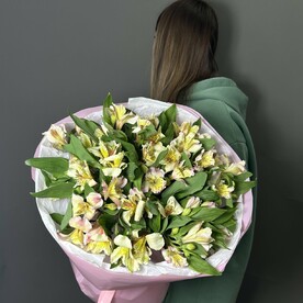 Красивый нежный букет альстромерий