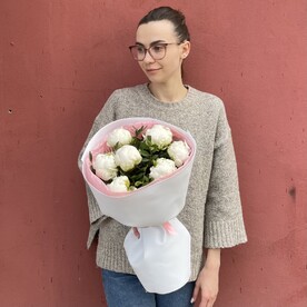 Букет белых пионов
