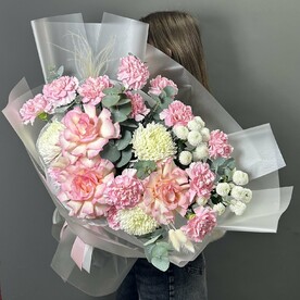 Большой розовый букет