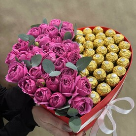 Кустовые розы мисти баблс, Конфеты ферреро рошен гр, Коробка сердце большая, Оазис