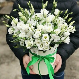 Белая коробка с белой эустомой