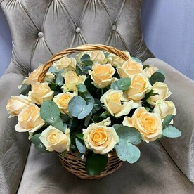 Корзина с розами и эвкалиптом