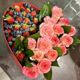 Сердце ягодное с розами