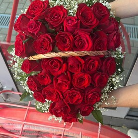 Корзина с сердцем из роз с гипсофилами
