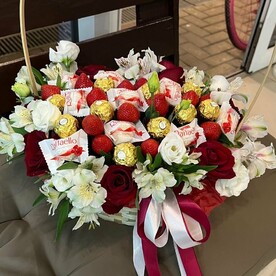 Роза, Альстромерия, Гиперикум, Эвкалипт, Клубника, Конфеты, Корзина плетеная